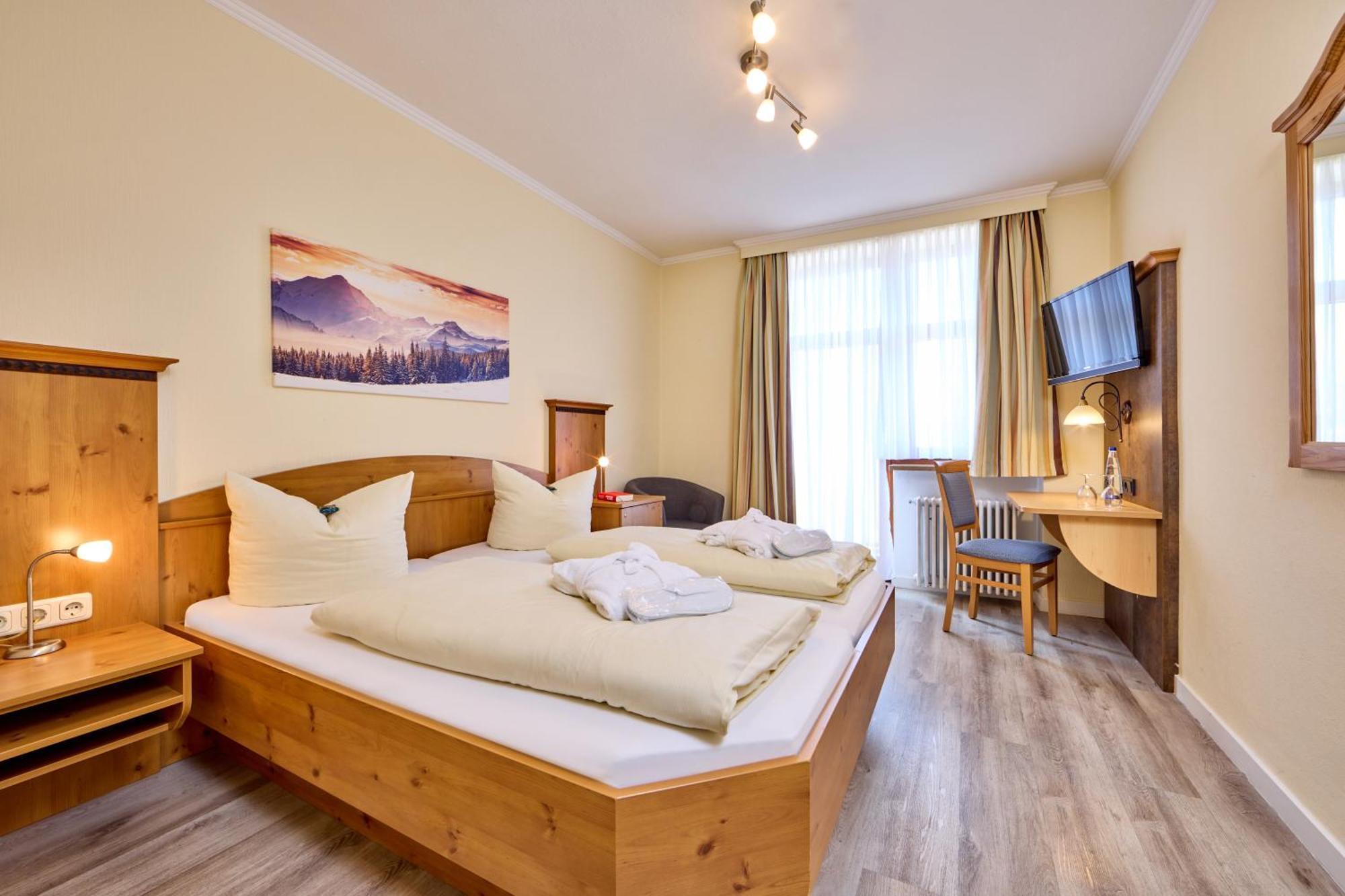Hotel Vier Jahreszeiten Garmisch-Partenkirchen Esterno foto