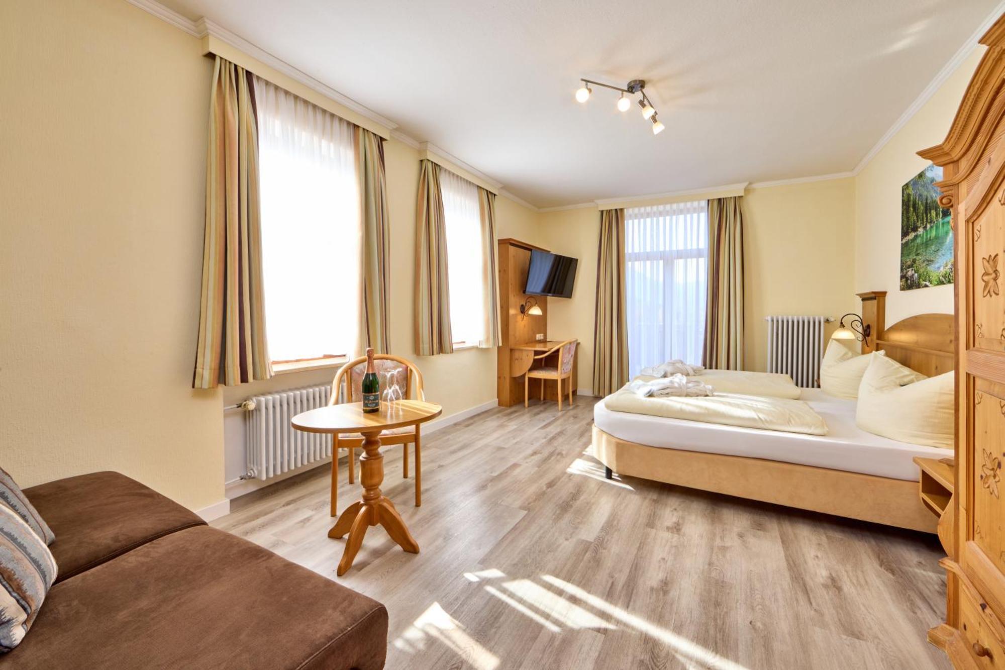 Hotel Vier Jahreszeiten Garmisch-Partenkirchen Esterno foto
