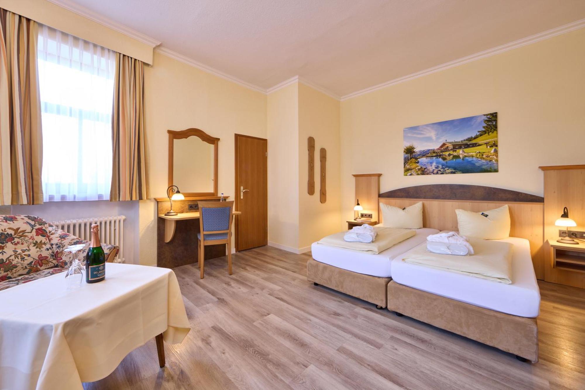 Hotel Vier Jahreszeiten Garmisch-Partenkirchen Esterno foto