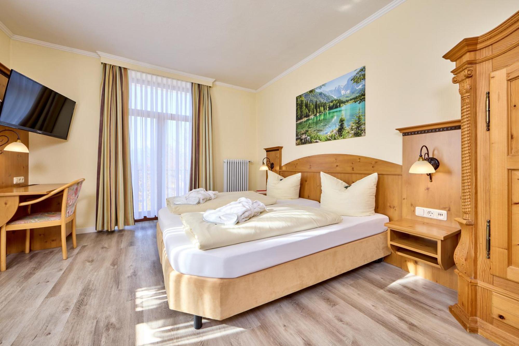 Hotel Vier Jahreszeiten Garmisch-Partenkirchen Esterno foto